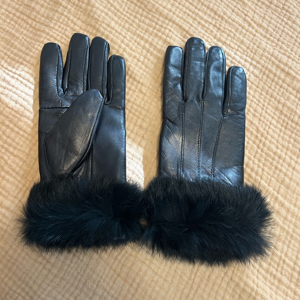 Luxurious Black Leather Gloves with Fur Cuff. Size M. New without tag
